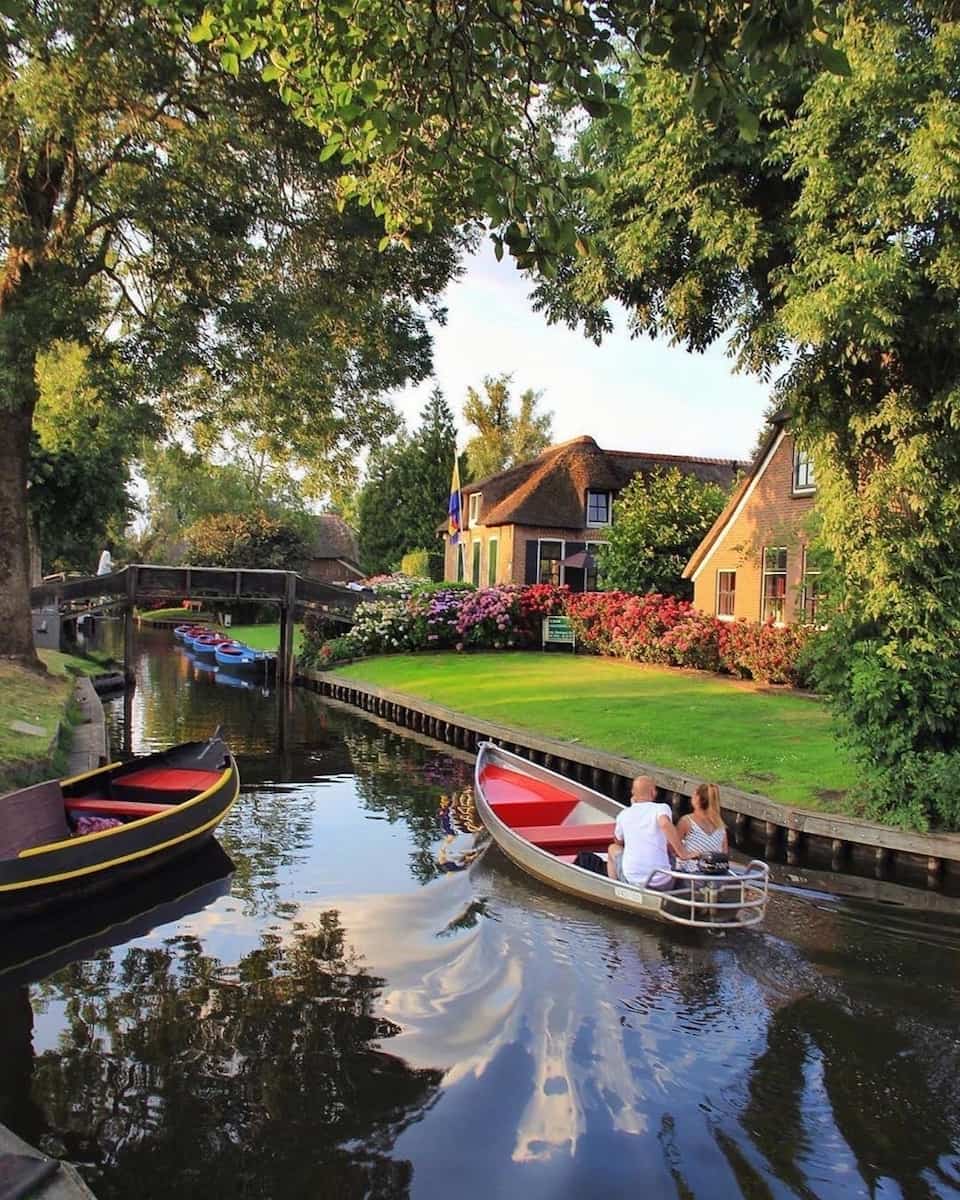 Canal Tour by Whisper Boat, Giethoorn