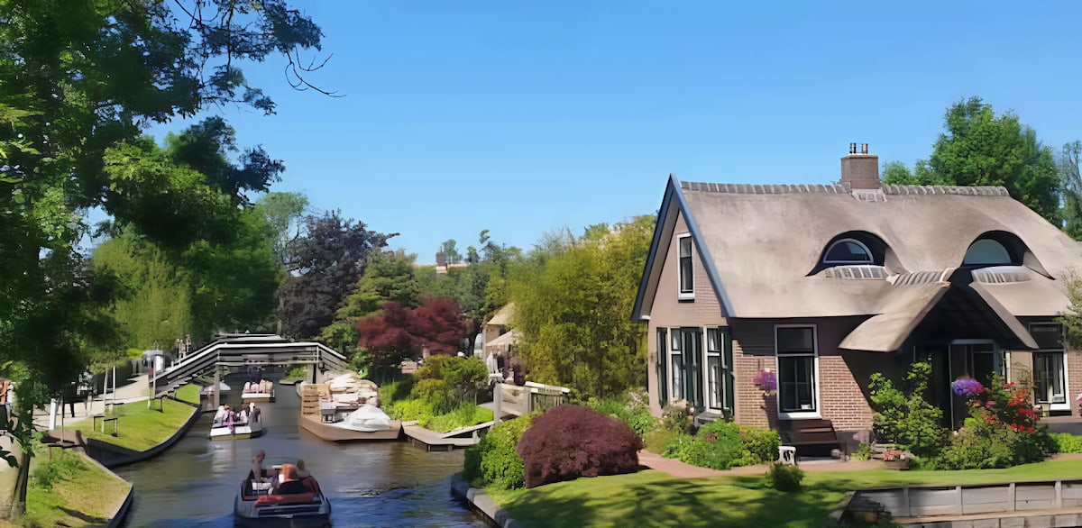 Histomobil-Vintage-Cars-Museum-Giethoorn