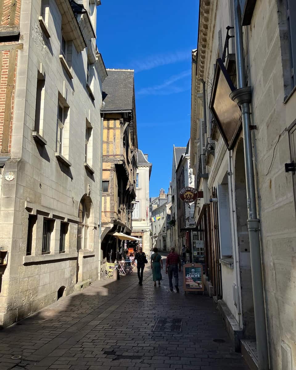 Vieux, Tours