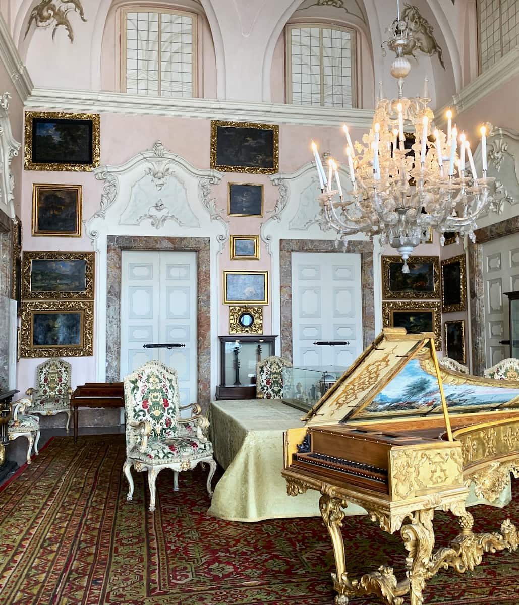 Hall in the Palazzo Borromeo