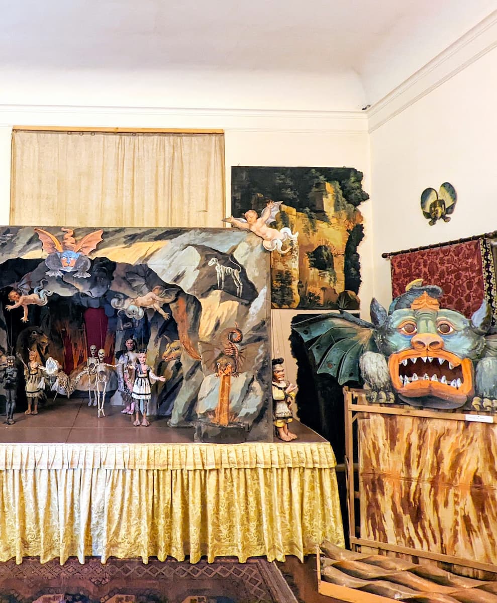 Puppet exhibits, Plazzo