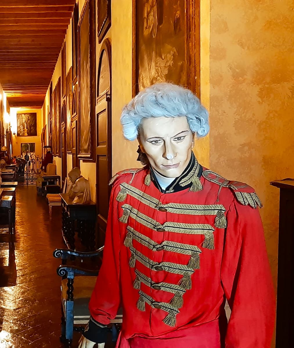 Puppet exhibits, Plazzo